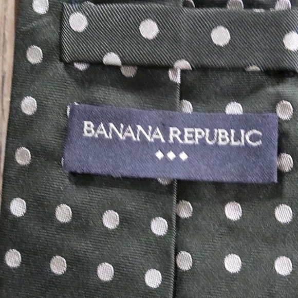 Banana Republic Green and White Poka Dot 💯 Silk Tie - Picture 3 of 5